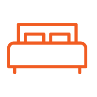 1 cama de casal por quarto, tipo box spring, com ampla mesa de trabalho