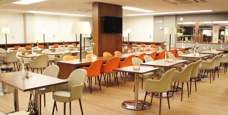 Sala-de-café-da-manhã-contendo-diversas-mesas-e-cadeiras-pzfpam0d2eo471rg69nzru2frzzho1dgfeifr7arzc
