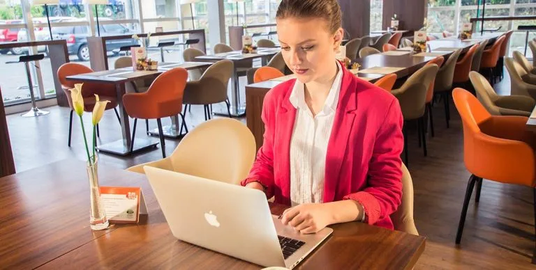 mulher-de-terno-rosa-sentada-em-uma-mesa-de-convivío-trabalhando-em-seu-laptop-pzfp5eyhadk20nb5iit8hn9pkblg49qvdoot9504dk