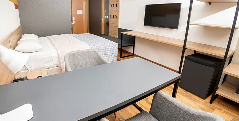 um-escritorio-em-anexo-ao-quarto-de-um-hotel-10-n-qr6zp1wnz5f8nq2gojsqmsus696veo0k6jkv03l1rc
