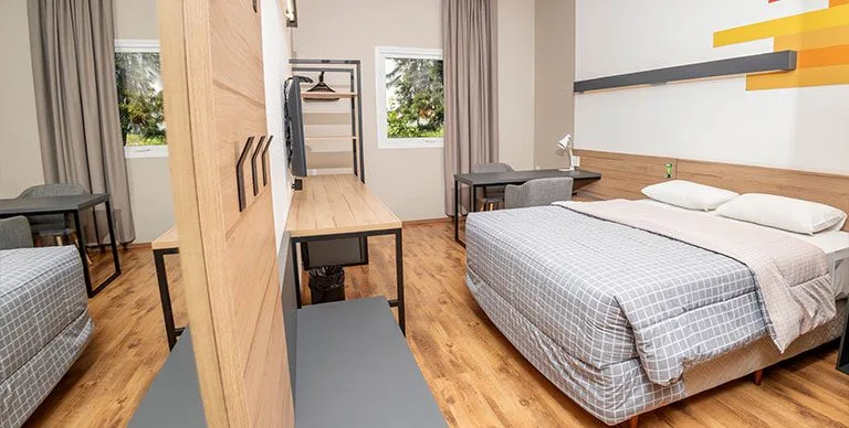 uma-cama-de-casal-em-um-quarto-do-hotel-10-n-qr6zp3sccthtaxzqdklzrsdpd0xlu280usvtyni9ew