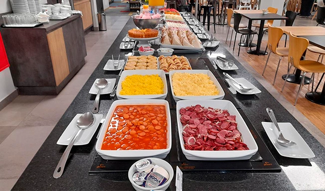 hotel10-cafe-da-manha-2_652x384
