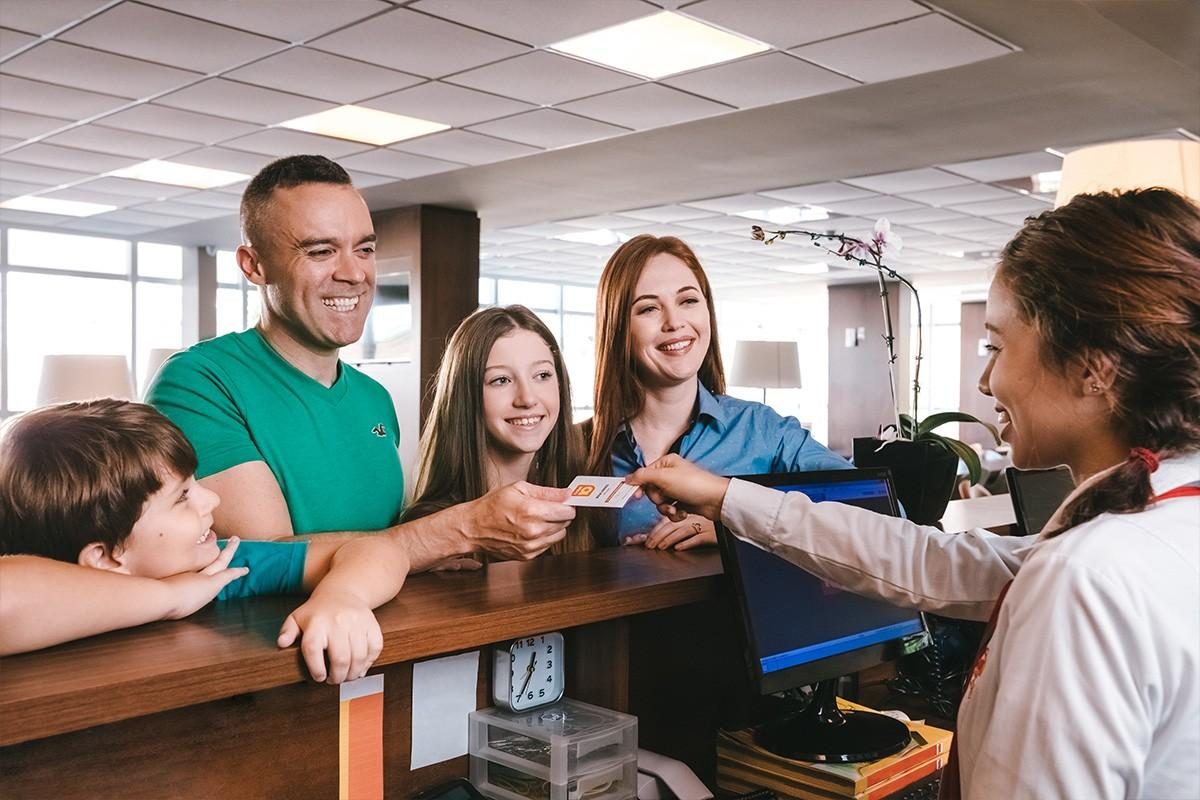 Familia fazendo check-in