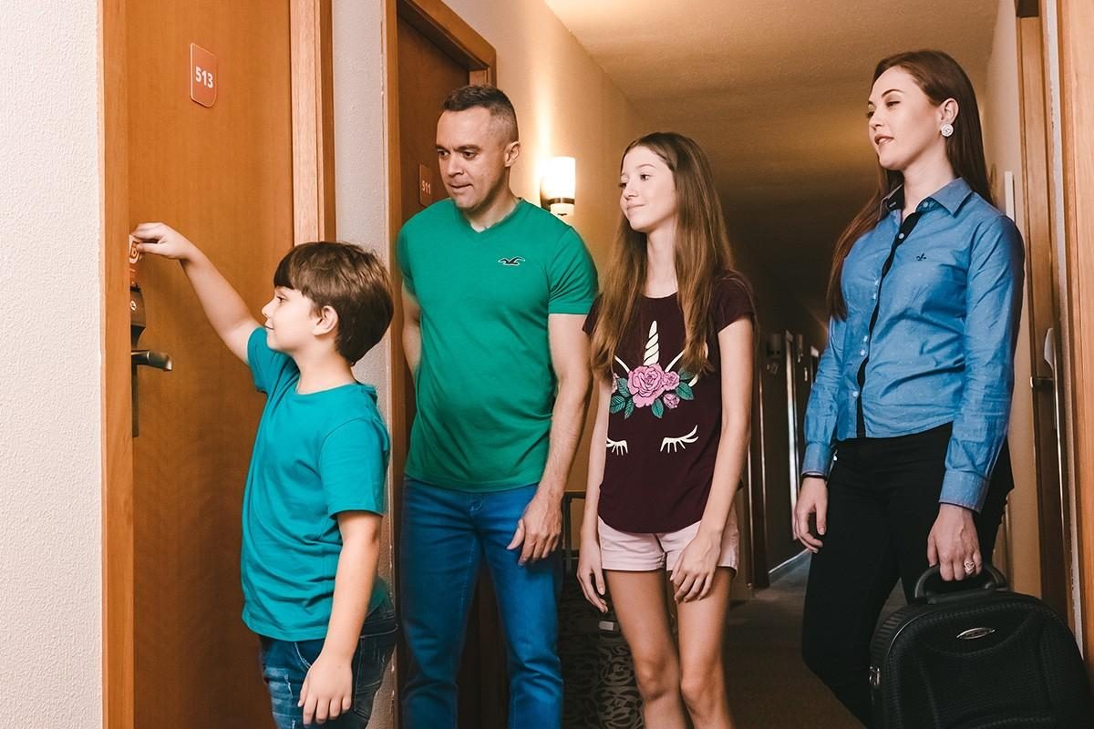 Família entrando no quarto